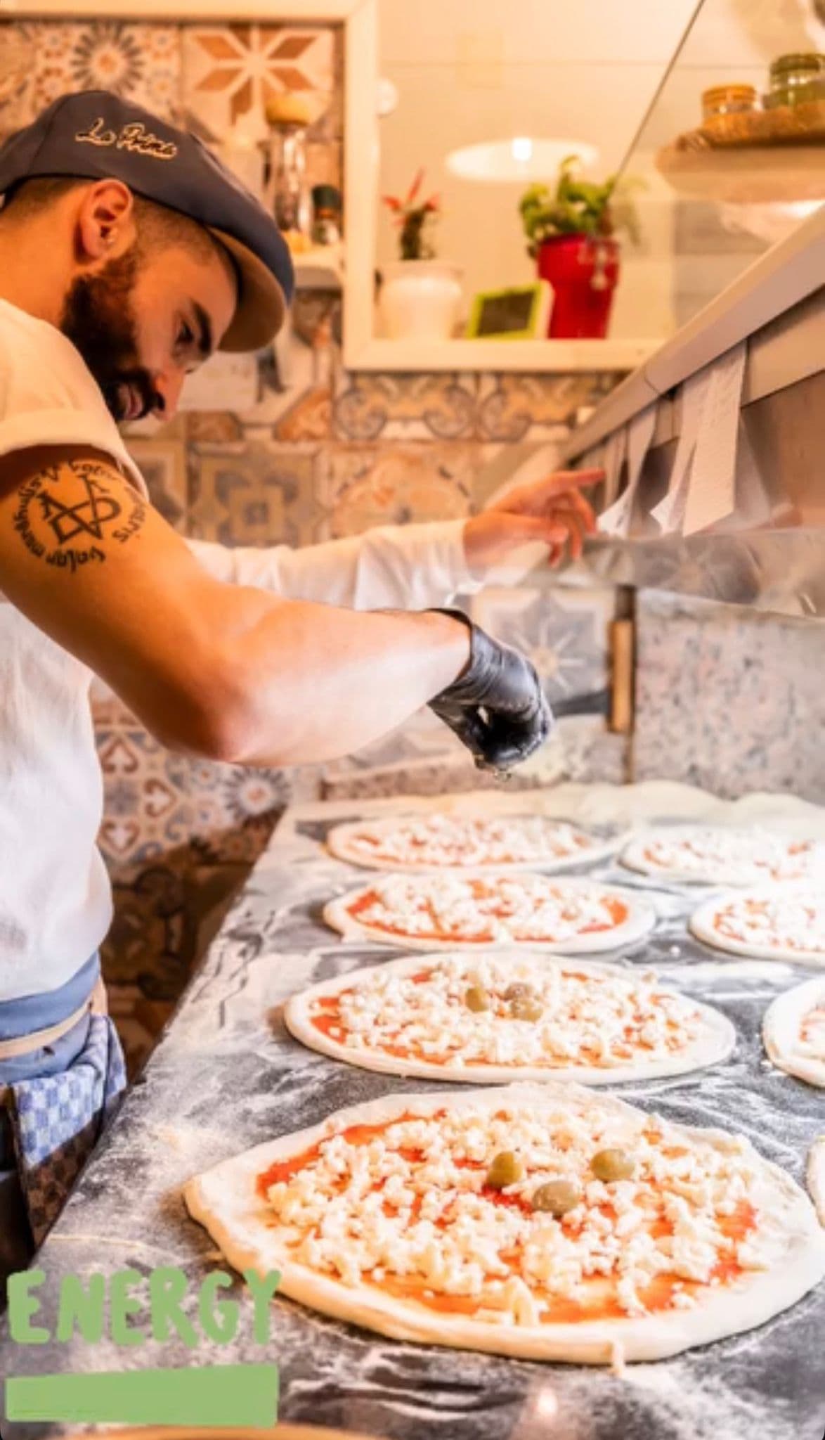Il pizzaiolo de La Prima al lavoro